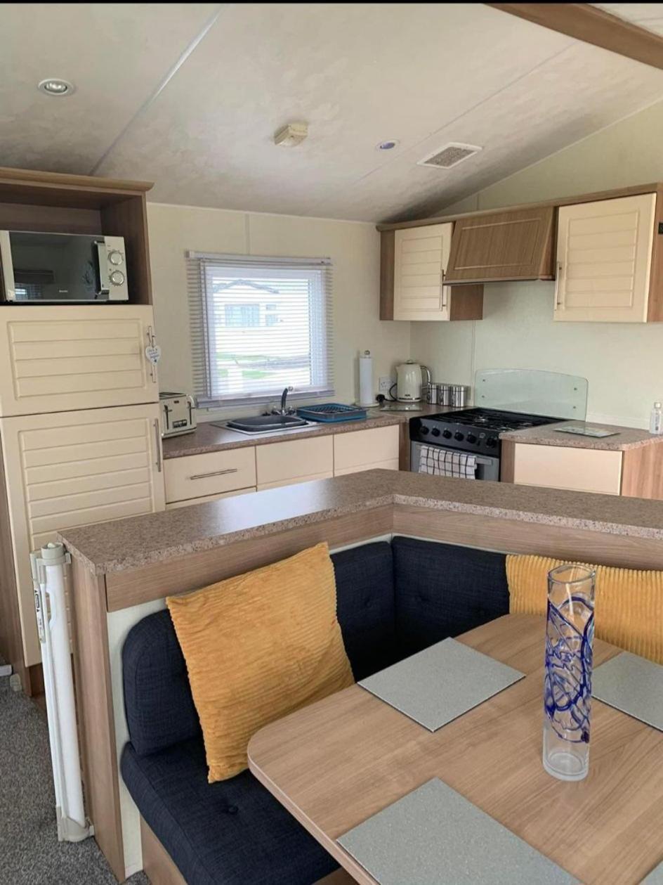 8 Berth 3 Bed Caravan Golden Palm Ml9 Чапъл Сейнт Лионардс Екстериор снимка